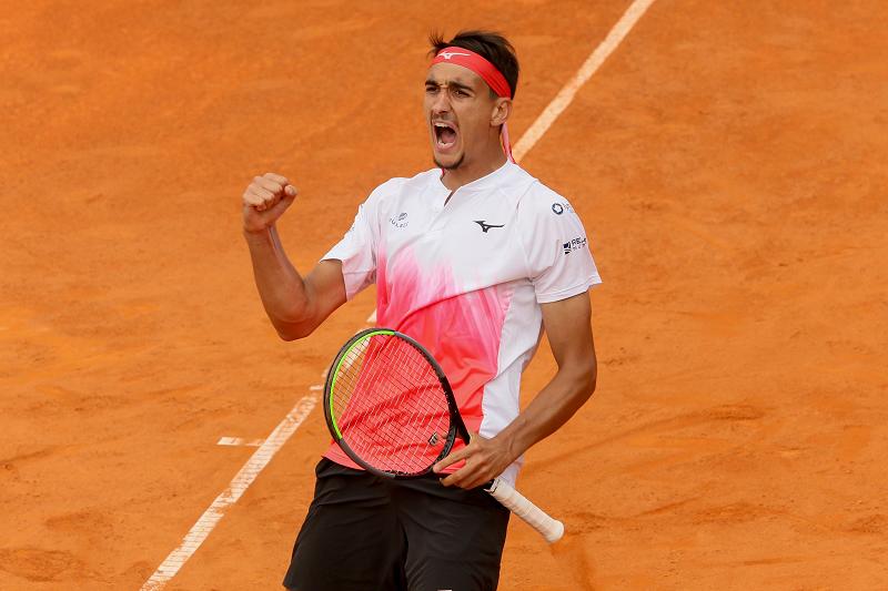 L'esultanza di Lorenzo Sonego vincitore del Sardegna Open 2021 (Foto Sposito)
